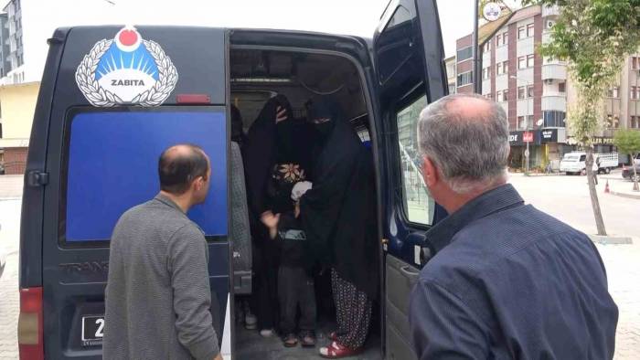 Elazığ’da Dilenci Operasyonu: Kimisi İlaç Param Yok Dedi, Kimileri De Kamerayı Görünce Araçtan İnmedi