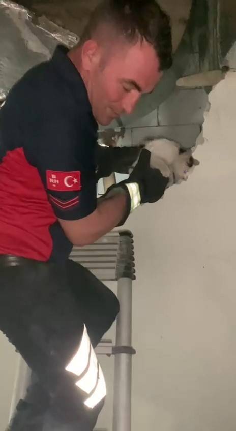 Havalandırma Boşluğuna Düştü, Duvar Kırılarak Kurtarıldı