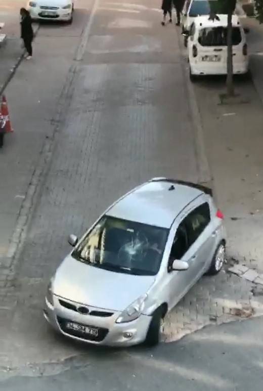 İstanbul’da "yoldan Çekil" Kavgası Kamerada: Aracını Tartıştığı Kişinin Üzerine Sürdü