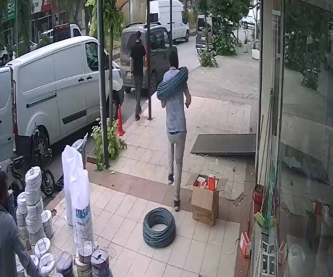 İzmir’de Şaka Gibi Olay: Yolda Yürürken Boynuna Kablo Düştü