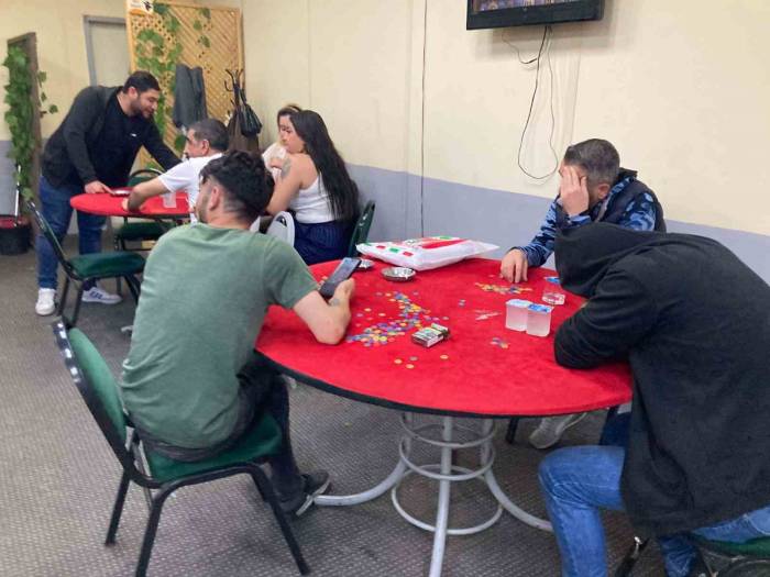 Kumarbazlar Jandarmayı Karşılarında Görünce Ne Yapacağını Şaşırdı