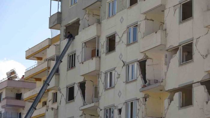 Canlarını Hiçe Sayıp Ağır Hasarlı Binalardan Eşya Taşıyorlar