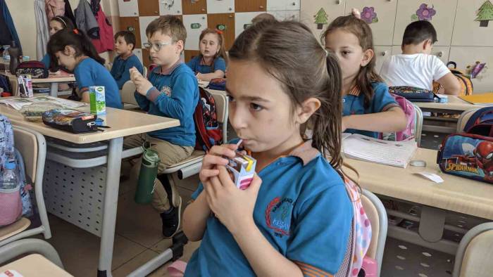 Keşan’da İlkokul Öğrencilerine Süt Dağıtıldı
