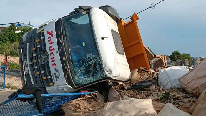 Lastiği Patlayan Hafriyat Kamyonu Başka Bir Araca Çarpıp Devrildi