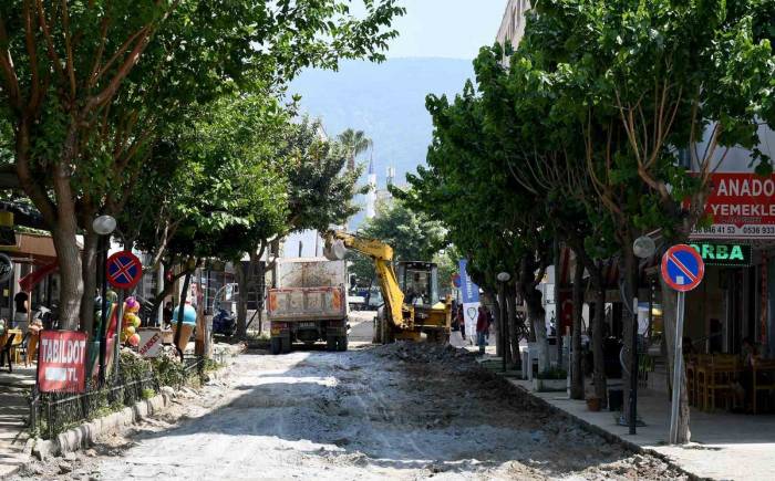 Kuşadası Özer Türk Caddesi’nde Yenileme Çalışmaları Başladı