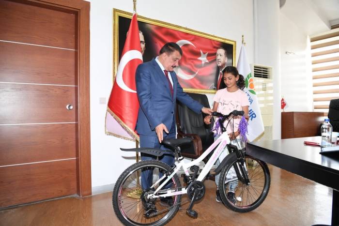 Cumhurbaşkanı Erdoğan’ın Söz Verdiği Hediyeleri Ulaştırdı
