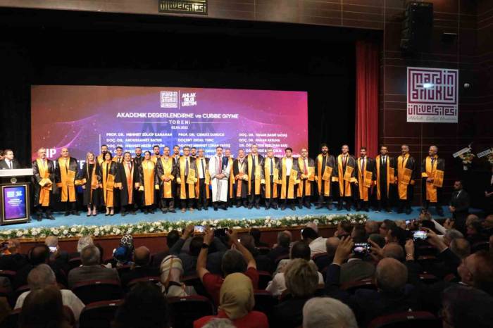 Mardin Artuklu Üniversitesi’nde Cübbe Giyme Töreni