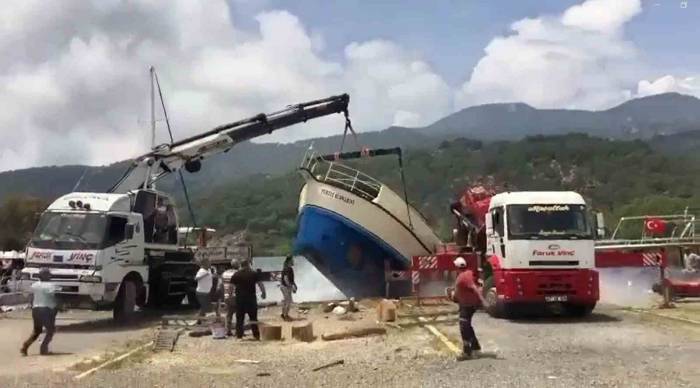 Tekneyi Taşıyan Vinç Zinciri Koptu, Panik Anları Kameraya Yansıdı