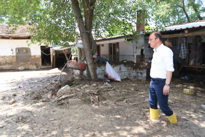 Çizmeleri Giyen Başkan Örki Sel Mağdurlarının Yardımına Koştu