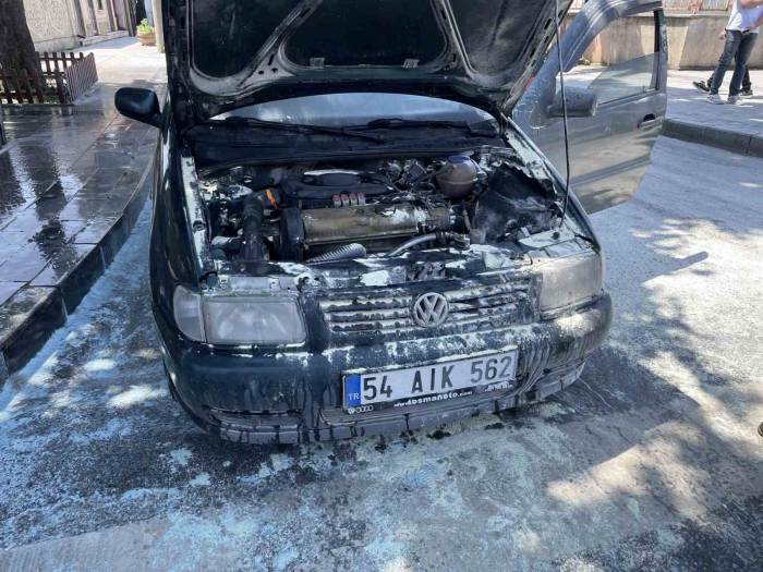 Işıkta Bekleyen Otomobilin Motoru Alev Aldı