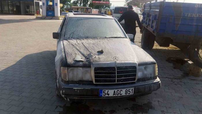 Akaryakıt İstasyonu Önünde Alev Alan Otomobil Paniğe Sebep Oldu