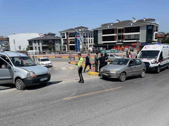 Kazada Devrilen Hafif Ticari Araç Vatandaş Tarafından Böyle Düzeltildi
