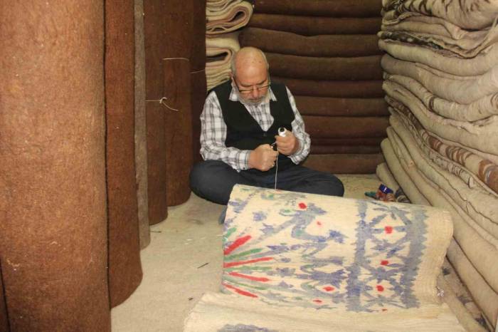 Hobi Olarak Başladığı Keçecilik Mesleğini 13 Yıldır Yaşatıyor