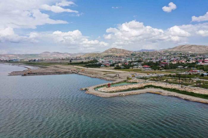 Van Gölü’nden 1 Milyon Metreküp Dip Çamuru Çıkarıldı