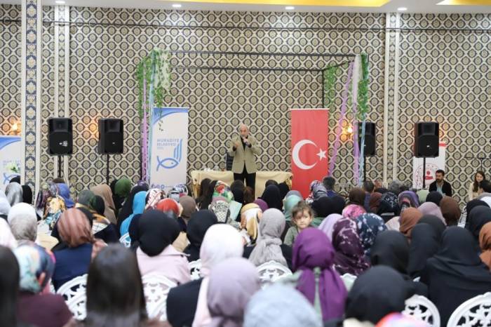Yazar Prof. Dr. Nurullah Genç Sevenleriyle Buluştu