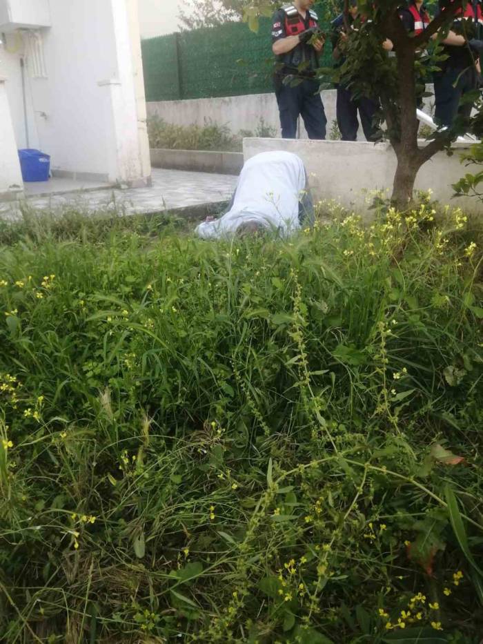 Yaşlı Adam Apartman Bahçesinde Ölü Bulundu