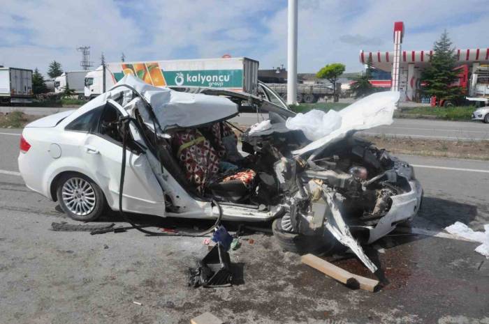 Otomobil Kamyona Arkadan Çarptı: 1 Ölü, 1 Yaralı