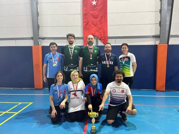 Voleybol Turnuvasında Barbaros Kutlutaş Ortaokulu Kazandı