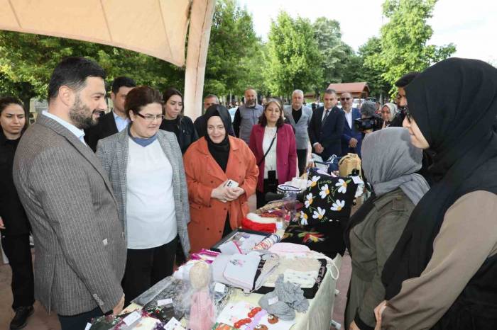 Bakan Yanık Kağıthaneli Üreten Kadınlarla Bir Araya Geldi
