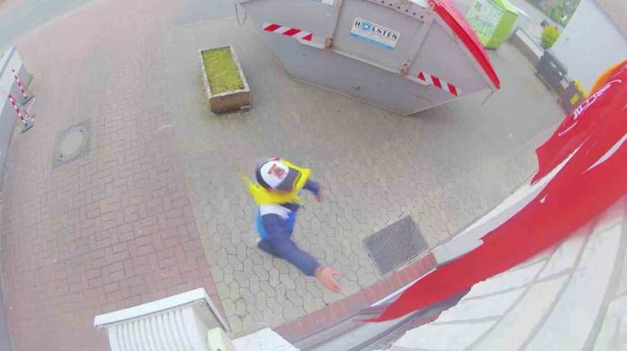 Bremen’de Terör Örgütü Yandaşından Camideki Türk Bayrağına Saldırı