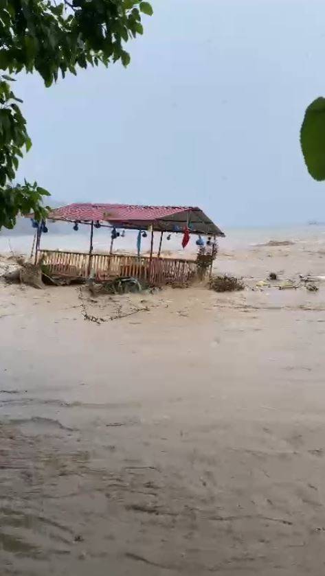 Antalya’da Şiddetli Yağmur Hayatı Felç Etti, Otomobil Sel Sularıyla Sürüklendi