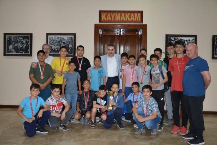 Kaymakam Odabaş, Şampiyon Güreşçileri Makamında Ağırladı