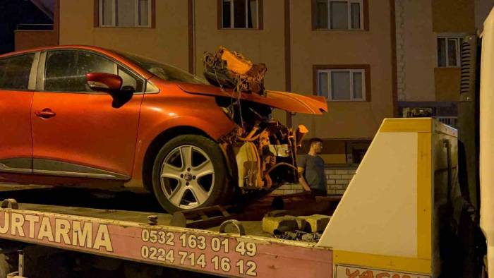 Bursa’da 2 Otomobil Kafa Kafaya Çarpıştı: 4 Yaralı