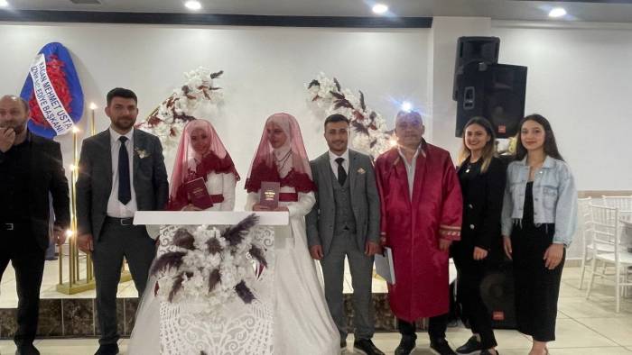 Bursa’da 2 Erkek Ve 2 Kız Kardeş Aynı Masada ‘evet’ Dedi