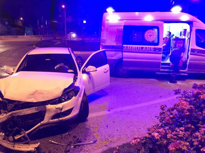 Edirne’de İki Otomobilin Çarpıştığı Kazada 2 Kişi Yaralandı