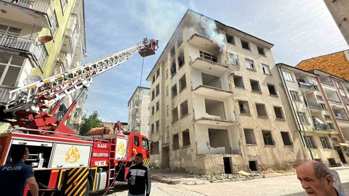 Elazığ’da Ağır Hasarlı Binada Yangın