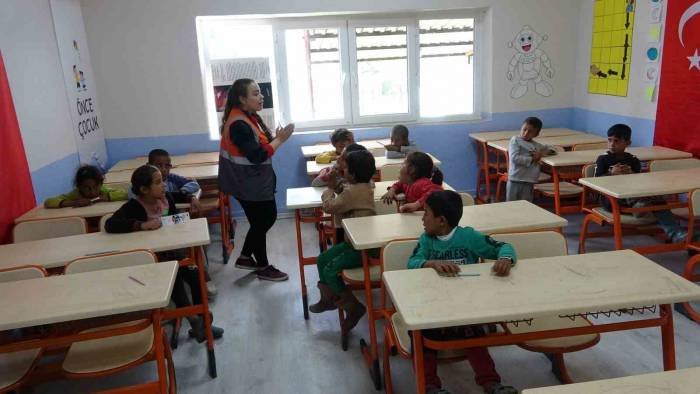 Mevsimlik Tarım İşçilerinin Çocukları Köy Yaşam Merkezlerinde Eğitim Alıyor