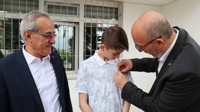 Başkan Önsay’dan Kur’an-ı Kerim’i Güzel Okuma Yarışması Türkiye Üçüncüsüne Ödül