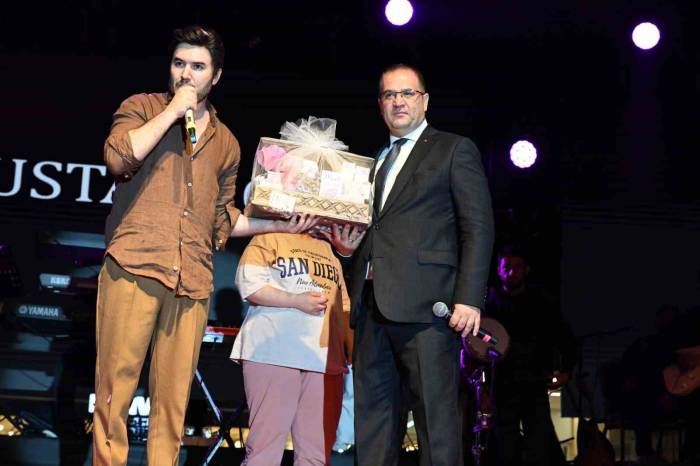 Mustafa Ceceli En Güzel Şarkılarını ’gül Şehri’ İçin Söyledi