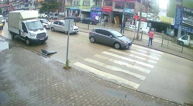 Yayaya Yol Veren Otomobile Çarpma Anları Kameraya Yansıdı