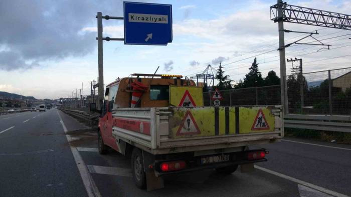 Kontrolden Çıkan Otomobil Bariyere Çarptı: 4 Yaralı