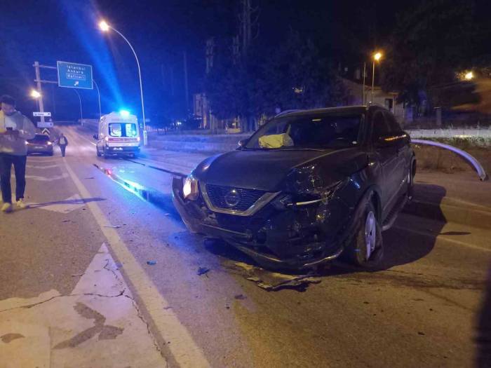 İki Otomobil Çarpıştı: 4 Yaralı
