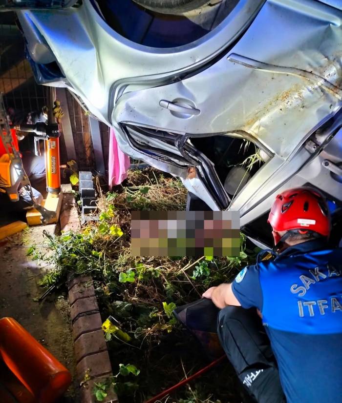 D-100’de Feci Kaza: Hurdaya Dönen Otomobilin Altında Kalarak Hayatını Kaybetti