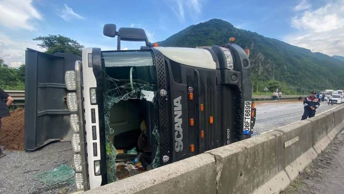 Devirdiği Kamyon D-650’i Kapattı: Yaralı Sürücü Sıkıştığı Yerden Sigara İçerek Çıktı