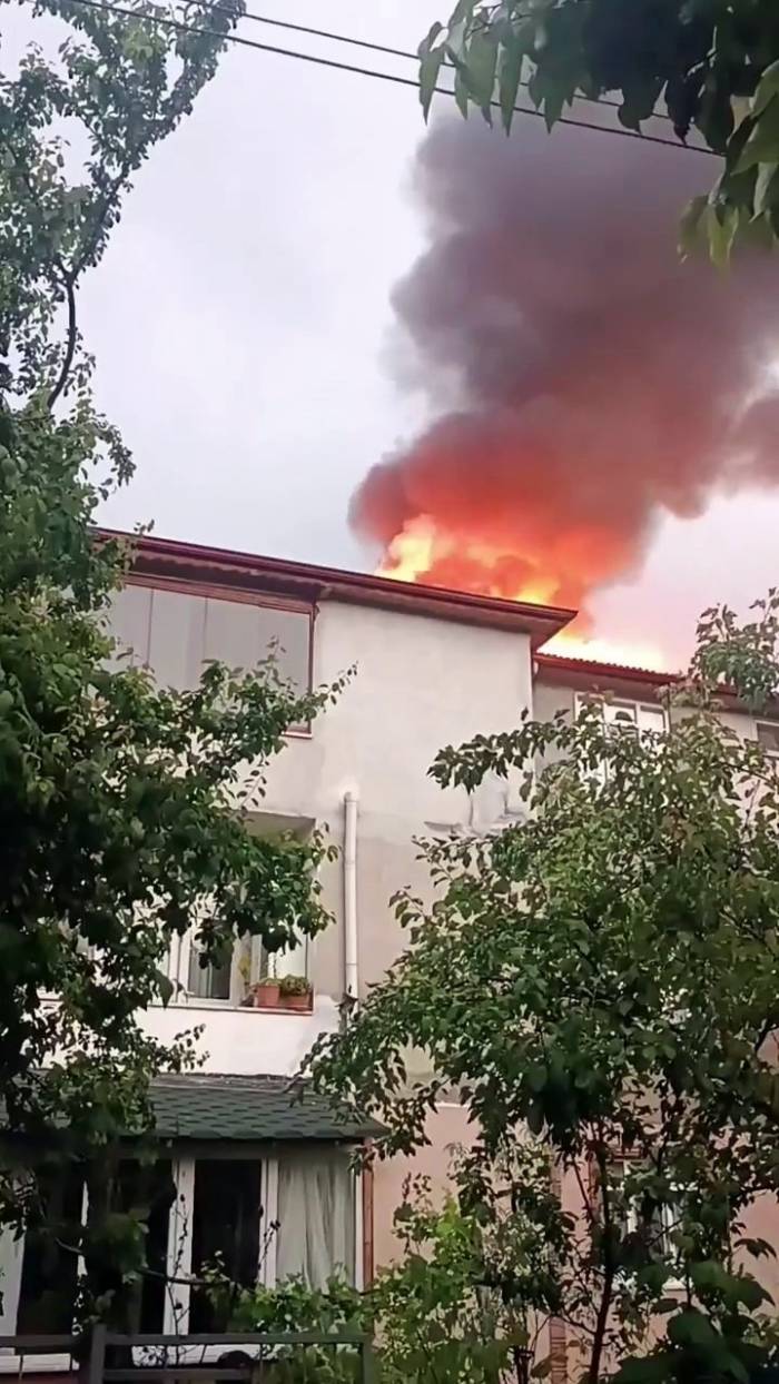 Yıldırım Düşen Evin Çatısı Alev Aldı