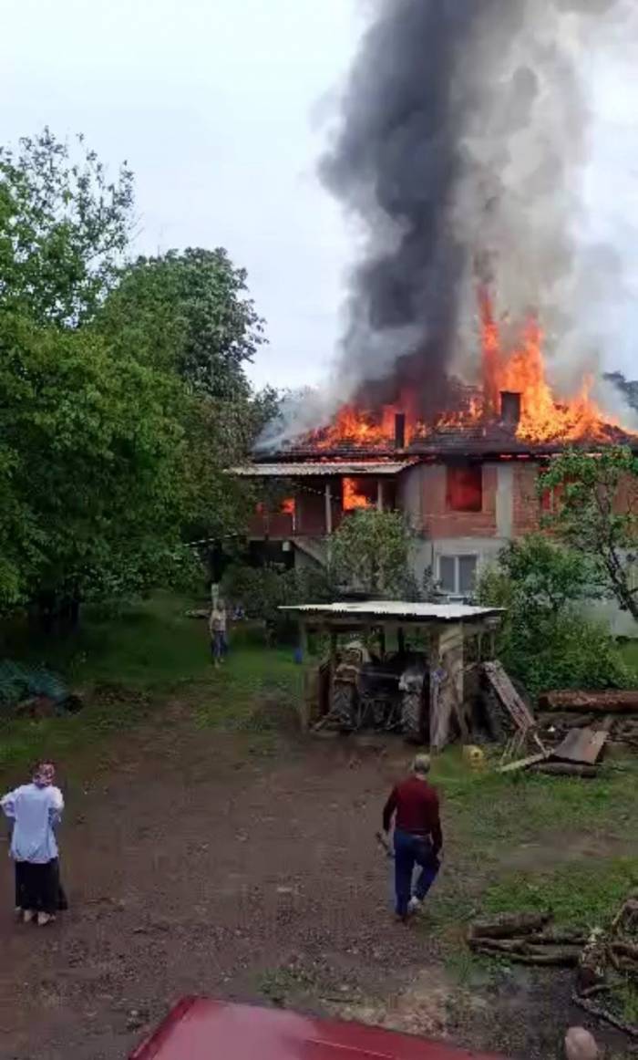 İki Katlı Ev Alev Alev Yandı