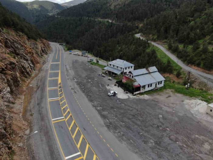 Her Gün Binlerce Aracın Geçiş Yaptığı Yol Artık Sessizliğe Büründü