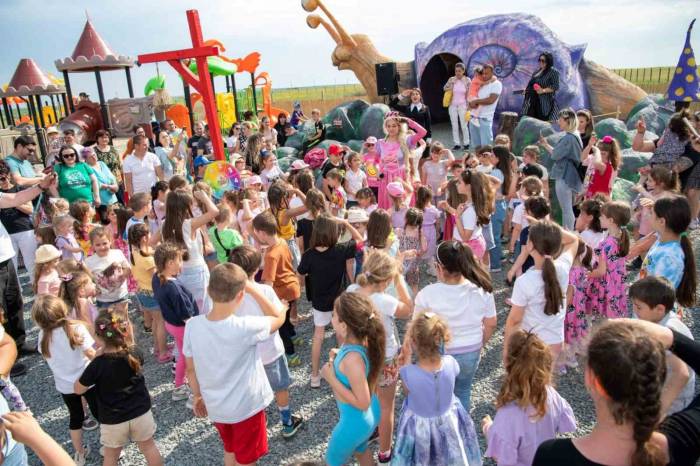 Romanya’da Çocuk Günü İle Türkçe Bayramı Binlerce Çocuğun Katılımıyla Kutlandı