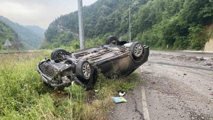 Yoldan Çıkan Otomobil Taklalar Attı: 1 Yaralı