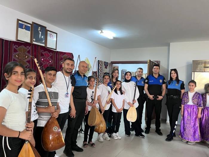 Polis Kursiyerlere Saz Çalıp, Kadınlarla Çiğ Köfte Yaptı