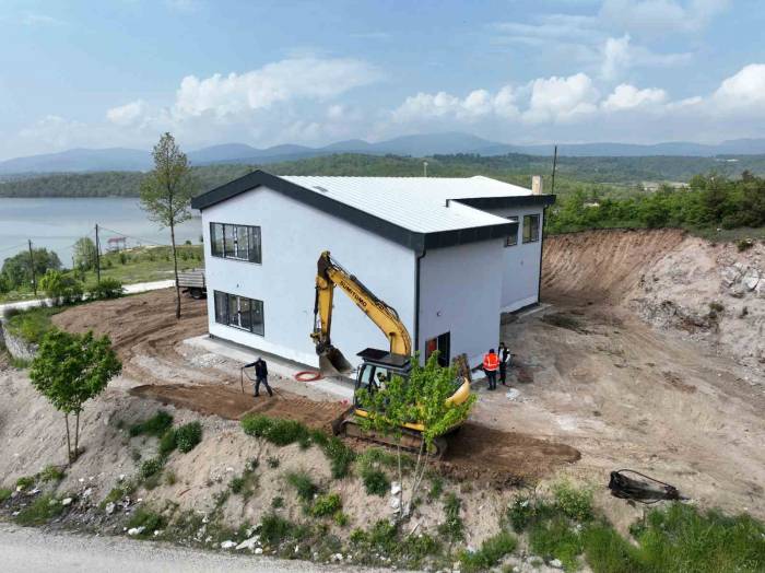 Büyükorhan’a Göl Manzaralı Sosyal Tesis