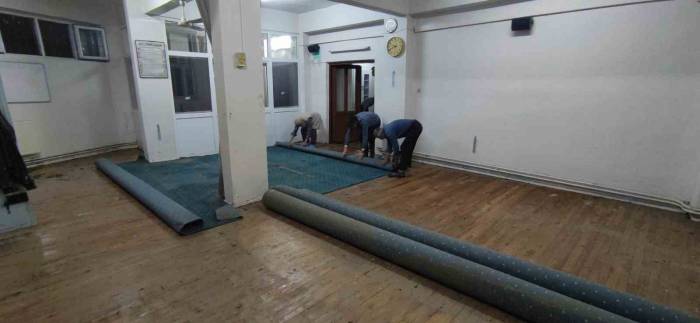 Cami Sel Suları Altında Kaldı, Evlerde Hasar Oluştu