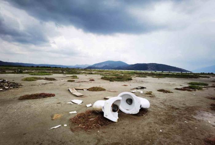 Göl Kenarına Atılan Klozet Görenleri Hem Şaşırttı Hem Kızdırdı
