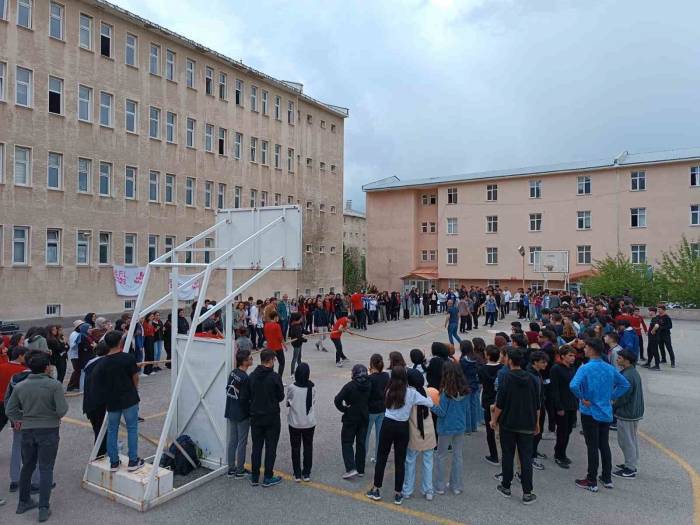 Erzurumlu Öğrencilerden Örnek Davranış