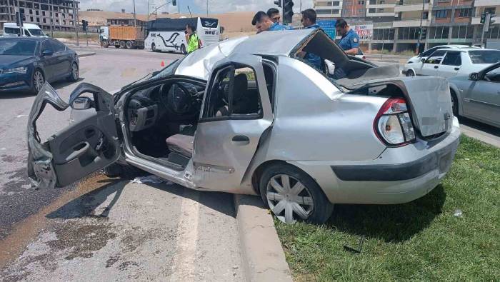 Savrulan Otomobil Takla Atarak Durabildi: 4 Yaralı