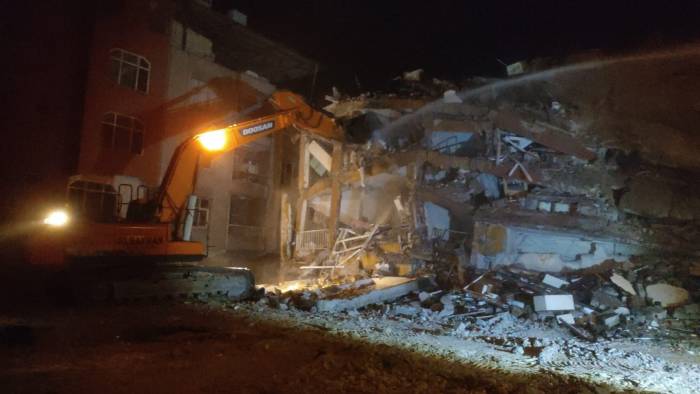 Gece Çöken Ağır Hasarlı Bina Kontrollü Olarak Tamamen Yıkıldı